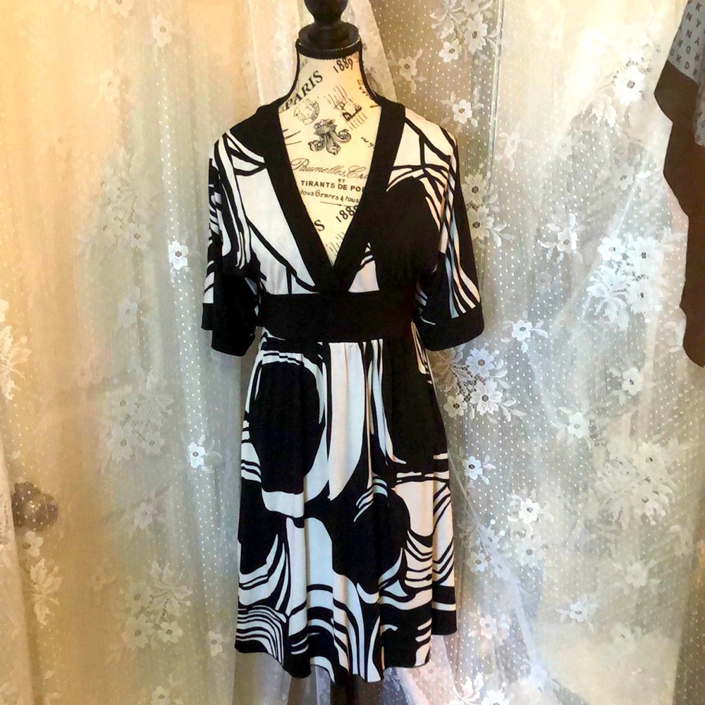 Speechless black/white dress V Neck Short Sleeve with Ban Detail Tie Belt